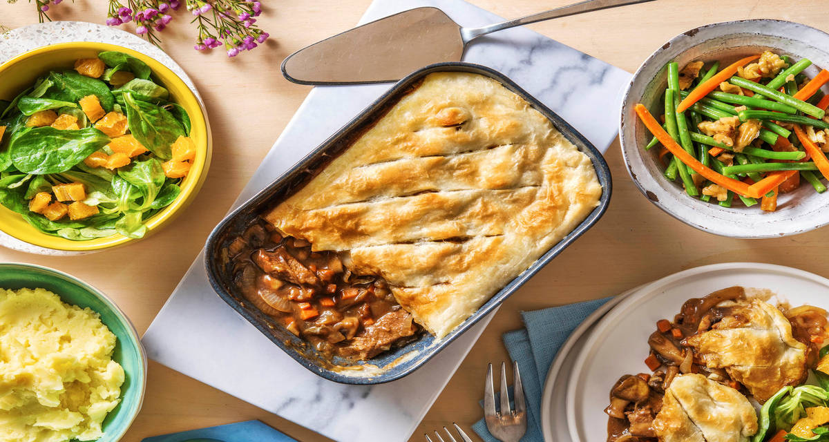 Tourte au ragoût de veau, purée & carottes avec des haricots verts et une salade à l'orange