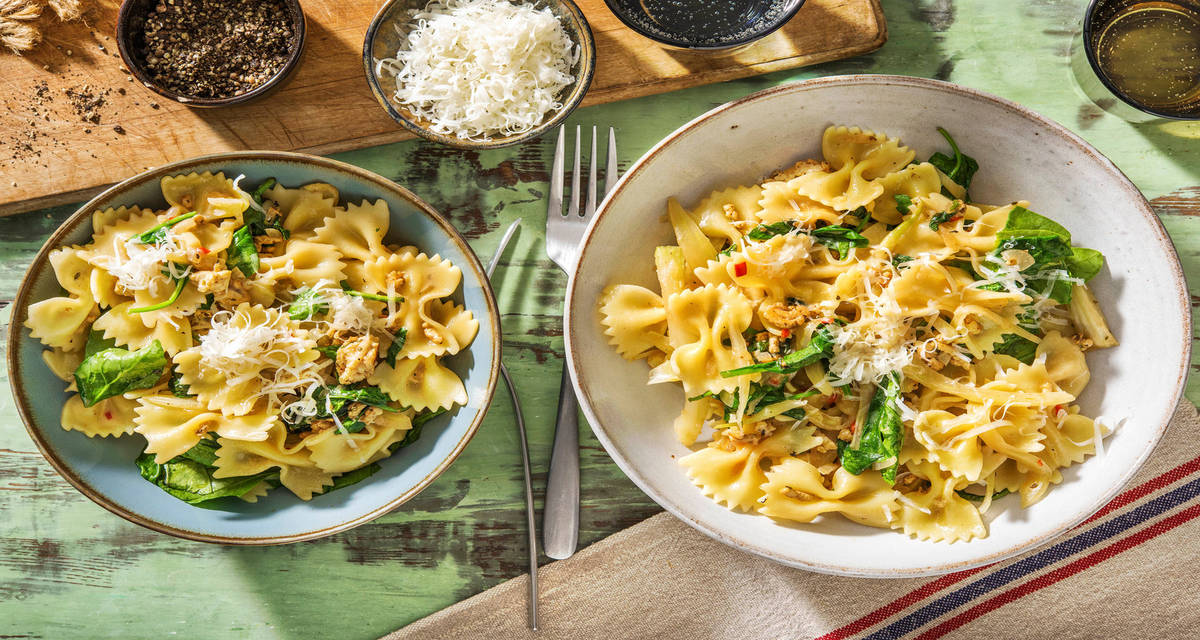 Farfalle au poulet & tomme râpée avec du fenouil, des épinards sautés et du piment