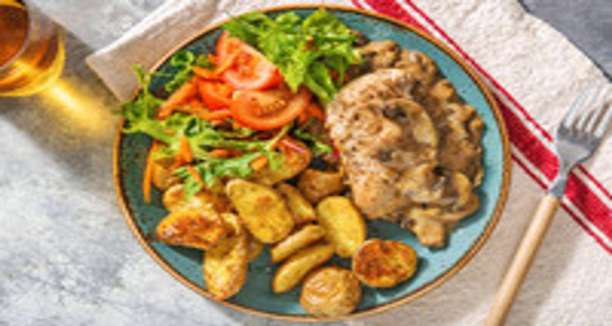 Blanc de poulet aux champignons à la crème accompagné de grenailles et de salade