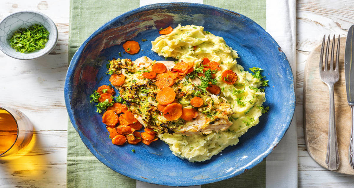 Kycklingfilé med krämigt zucchinitäcke persiljemos och krispiga morötter