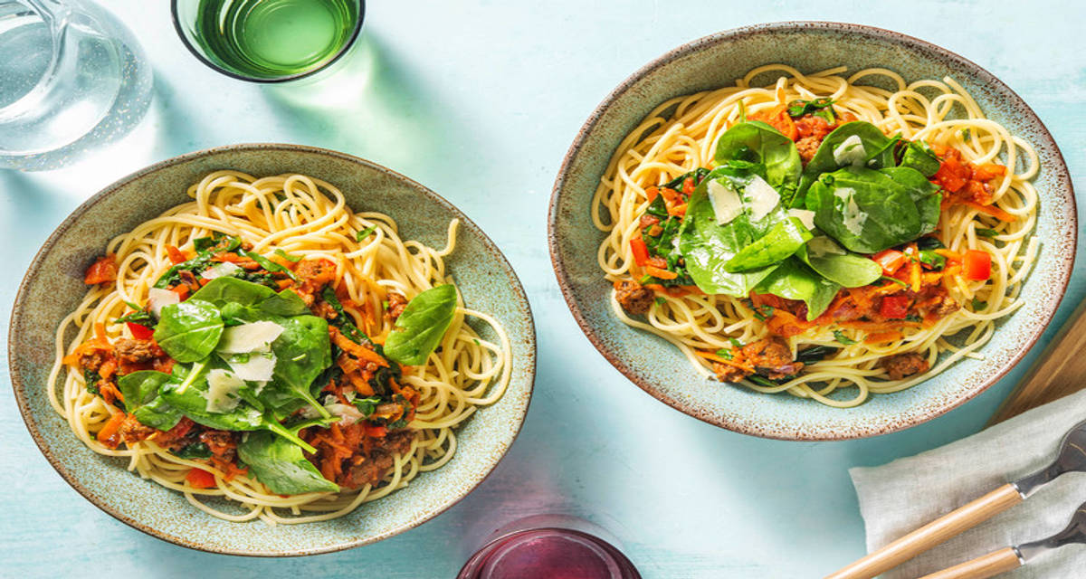 Korv bolognese med spaghetti, parmesan- och spenatsallad