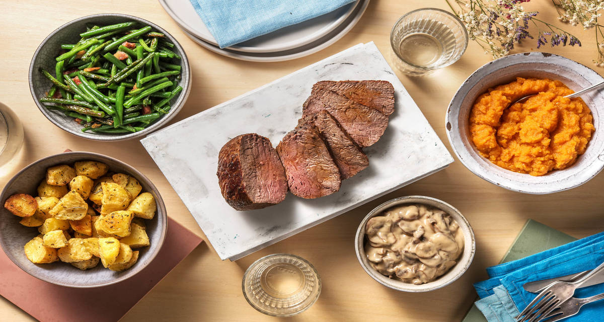 Faux-filet de bœuf, sauce forestière avec des pommes de terre et une purée de carottes