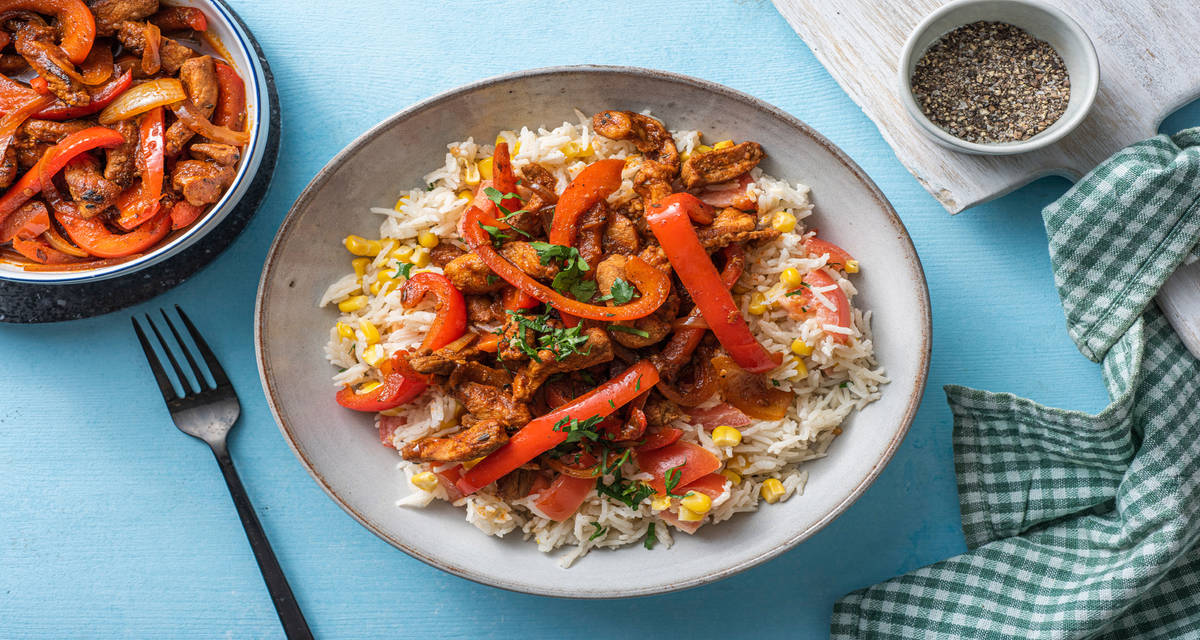 Gyros de porc à la grecque avec du riz aux poivrons poêlés, à la tomate et au maïs