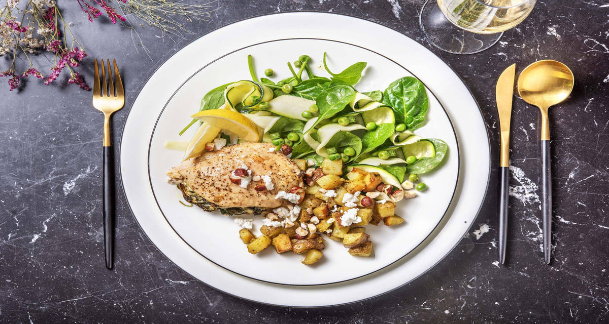 Poulet farci aux épinards et au chèvre avec une salade de petits pois & courgette