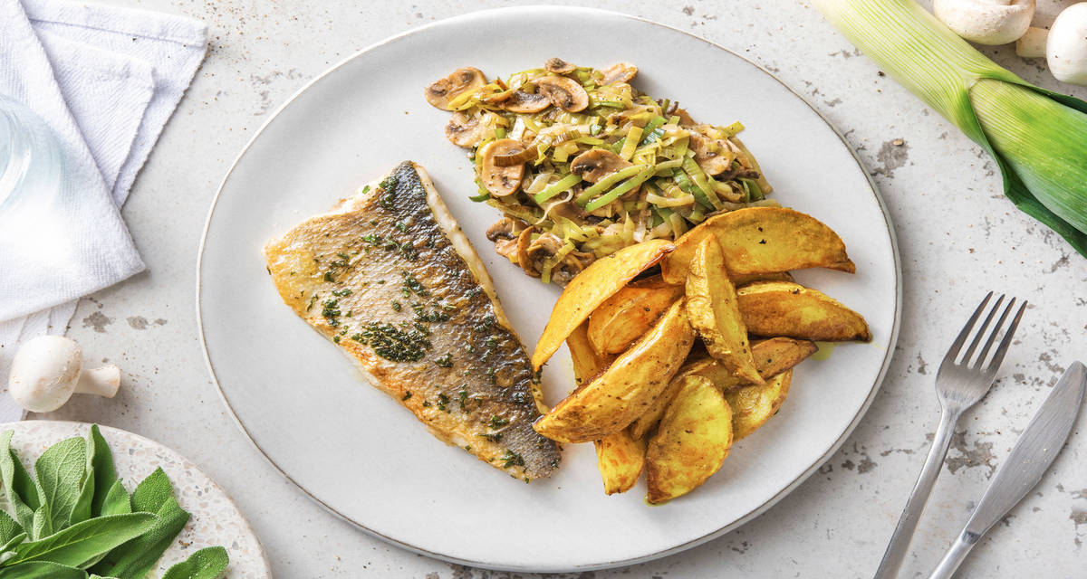 Daurade & beurre maître d’hôtel à la sauge servi avec des légumes et pommes de terre épicées