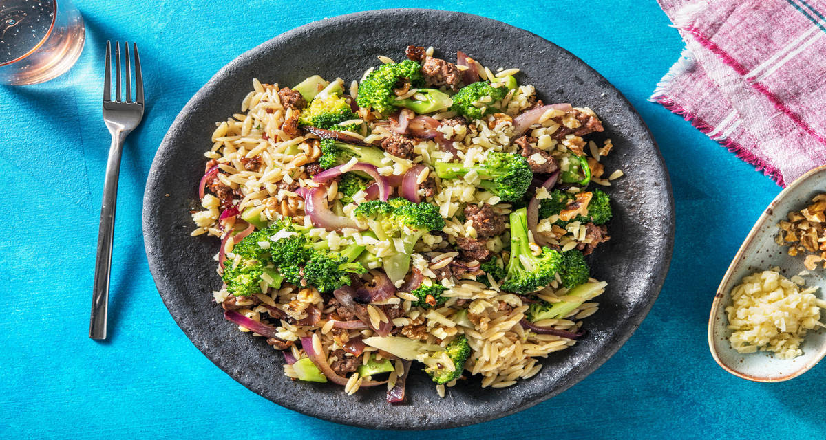 Orzo à la sicilienne au poulet & aux raisins secs accompagné de noix, de haricots et de pecorino