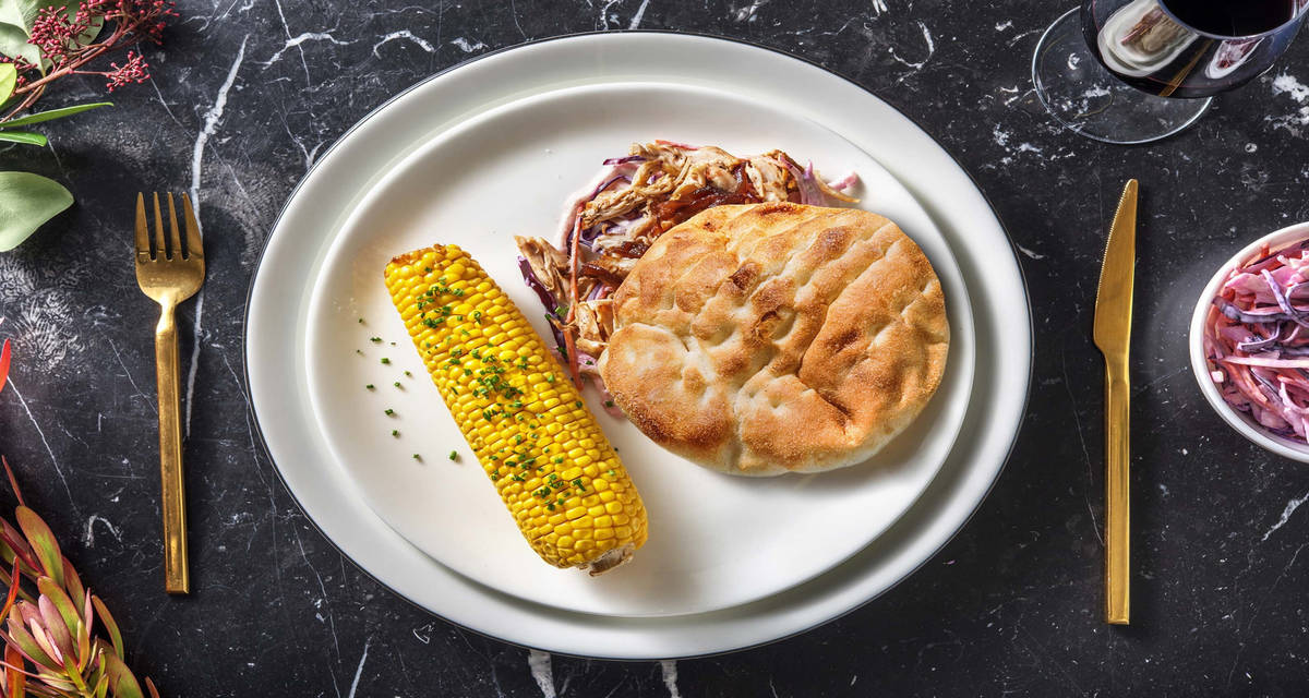 Sandwich au poulet effiloché & épi de maïs rôti avec des oignons confits et du coleslaw