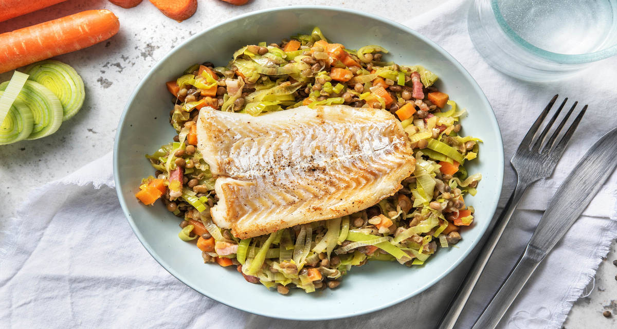 Filet d'églefin poêlé et lentilles cuisinées aux lardons, poireaux et carottes
