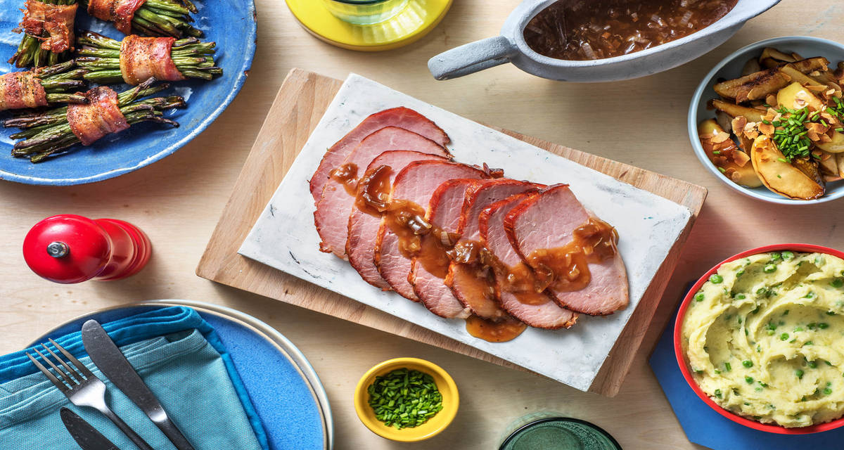 Jambon à l’os & fagots de haricots verts au lard accompagné d'une purée aux petits pois et de pomme et de poire rôties