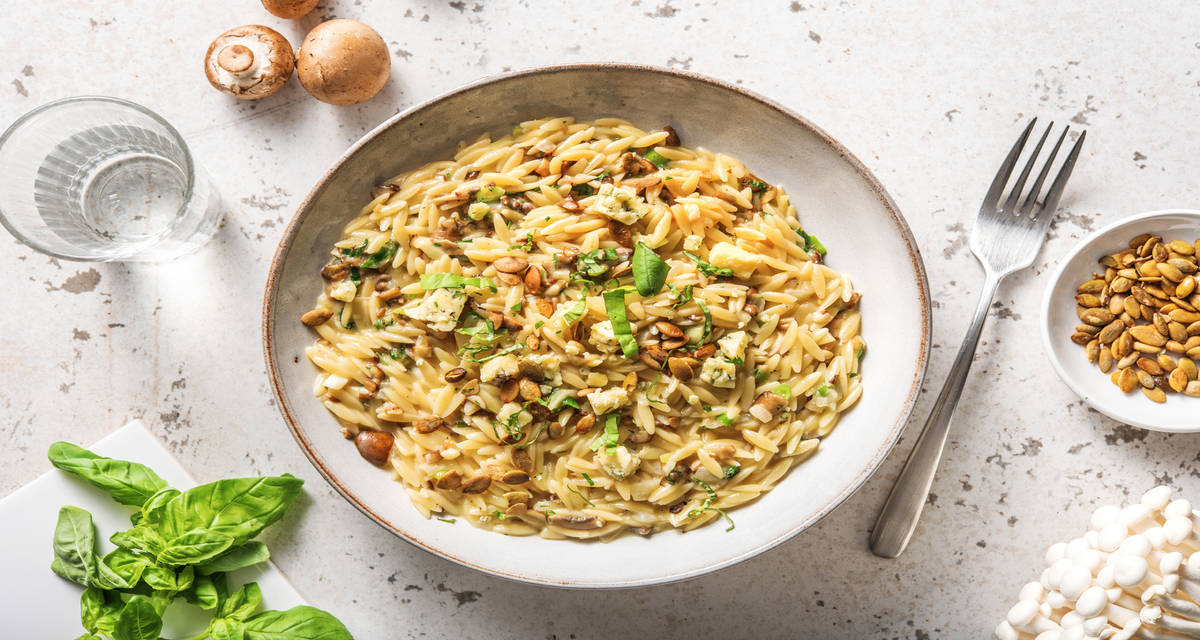 Risotto de orzo con champiñones y queso crema al orégano