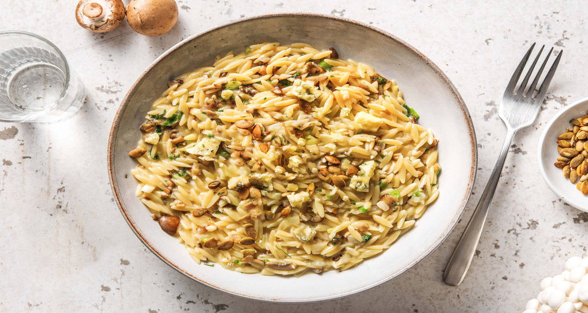 Risotto d'orzo aux champignons avec du fromage frais aux herbes