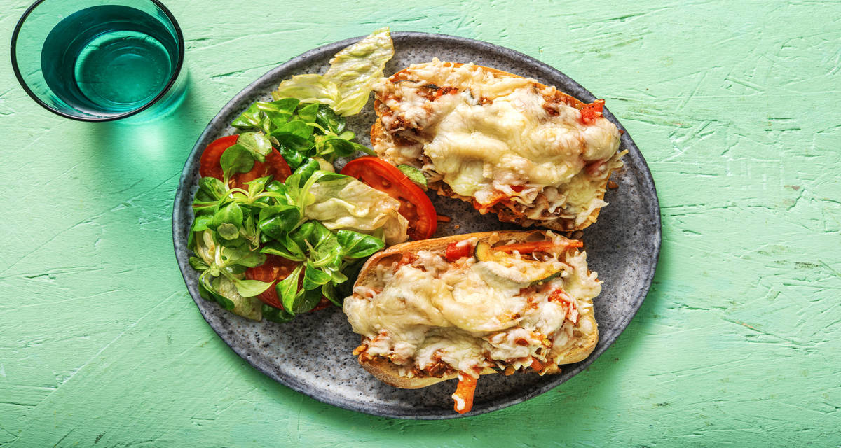 Tartine de bœuf haché & tomme fondue avec du gruyère fondu et une salade