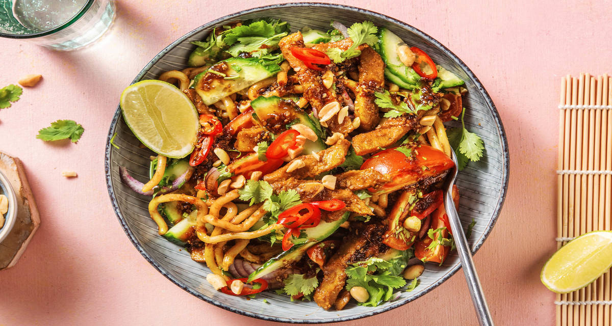 Salade thaï aux émincés végétariens avec des cacahuètes & de la coriandre