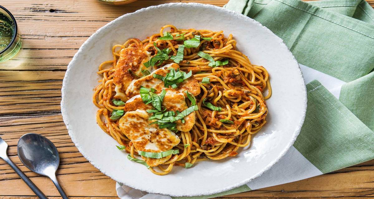 Spaghetti aux poivrons rôtis et au halloumi préparés avec de la courgette et du basilic