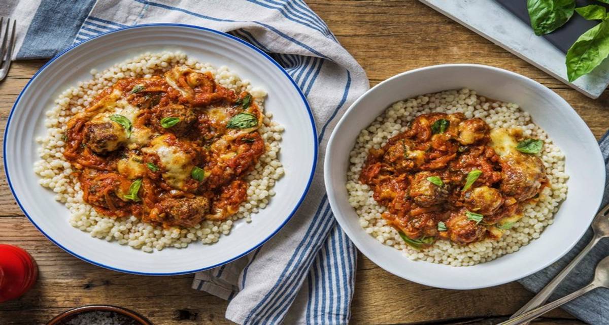 Ugnsbakade köttbullar i tomat- och basilikasås med pärlscouscous