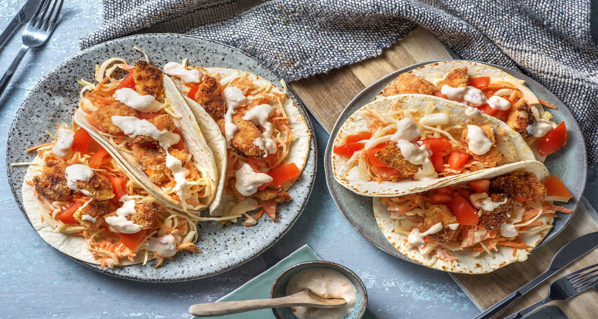 Mini-tortillas au poulet croquant et chutney de mangue servies avec un coleslow et des tomates