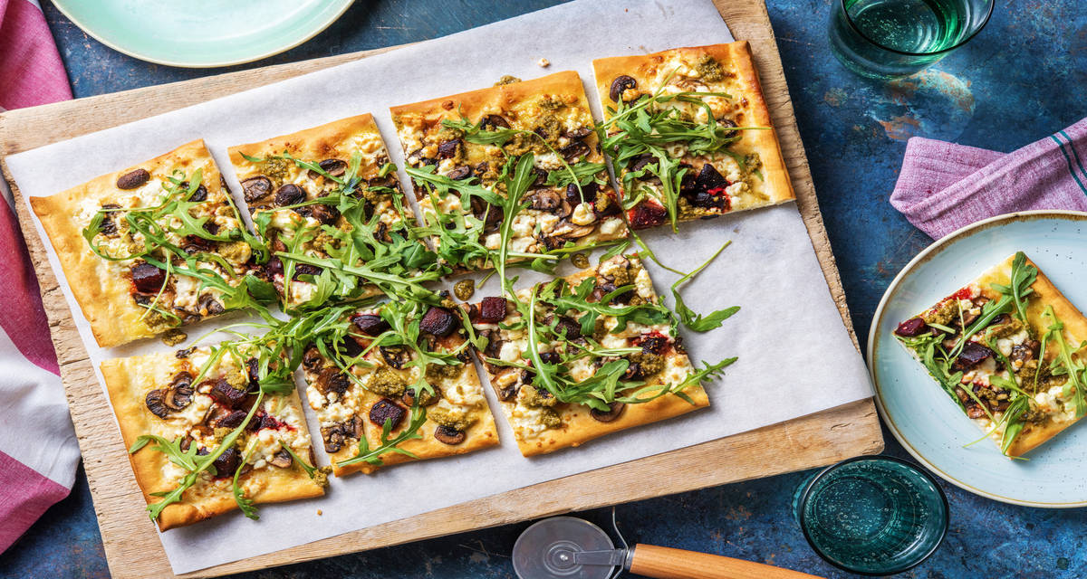 Rödbetspizza med champinjoner, grekisk salladsost, pesto och rucola