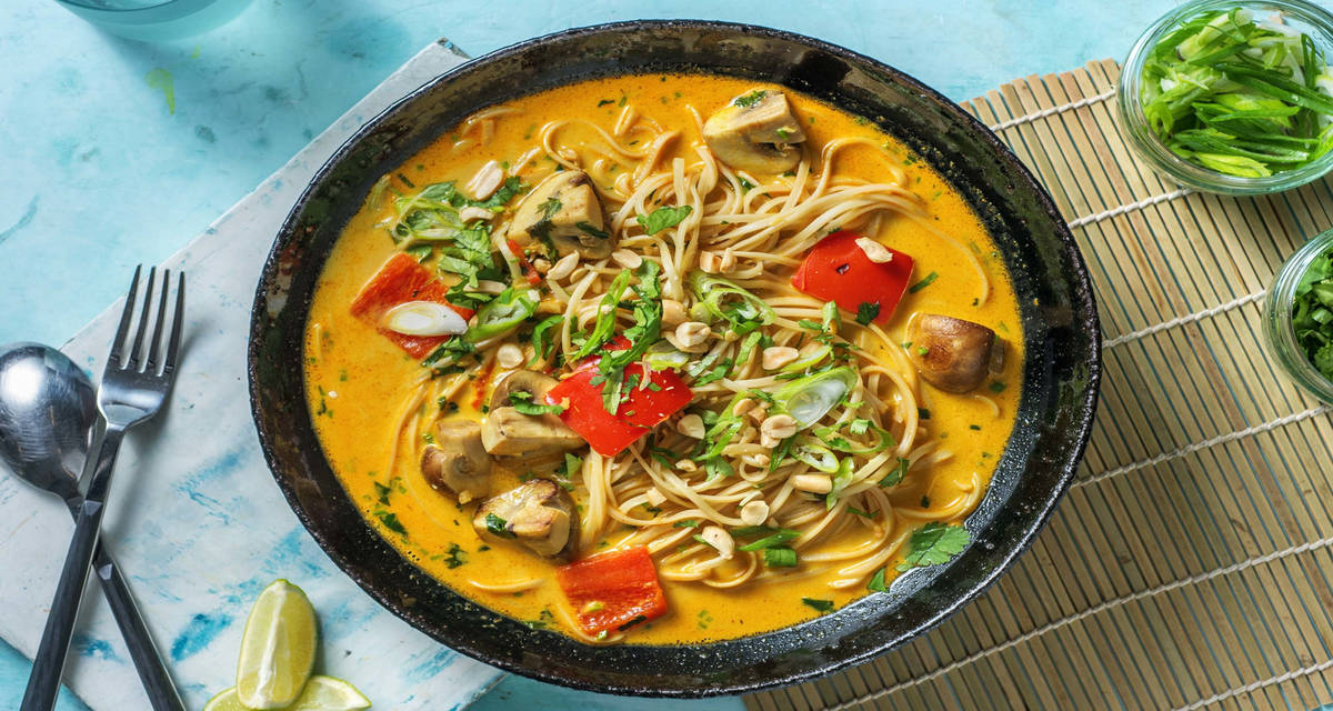 Kokossoppa med skogschampinjoner, koriander och jordnötter