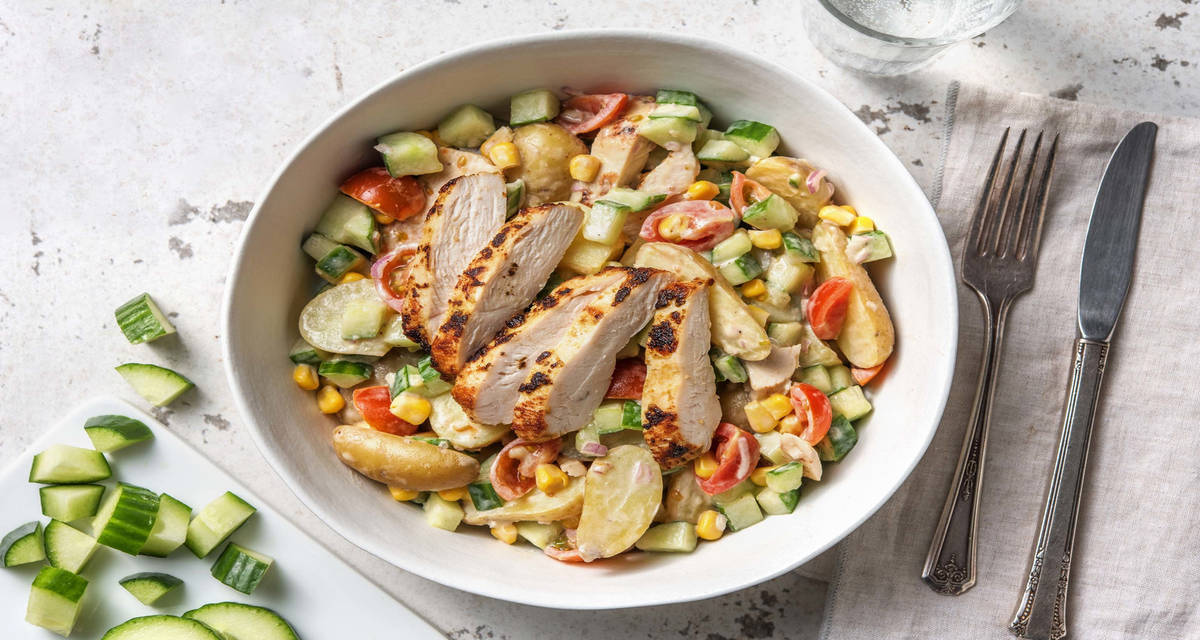 Salade de grenailles & poulet grillé avec du maïs, des tomates confites, et du concombre