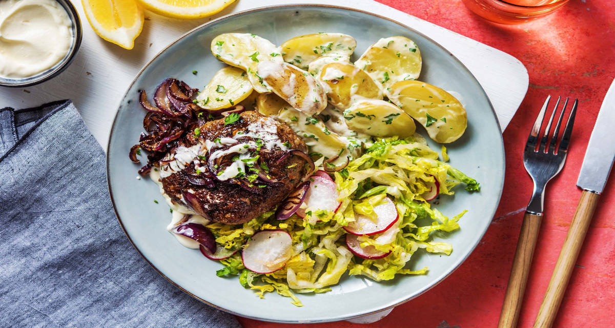 Hakkebøf med persille, bløde løg & kartoffelsalat