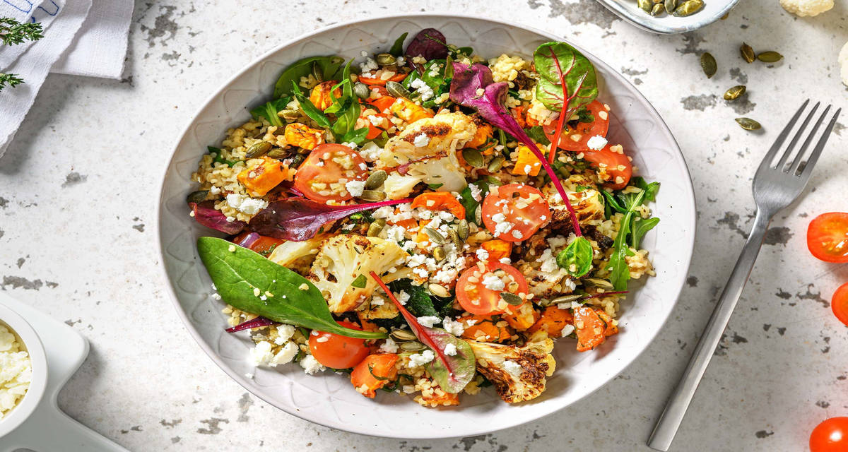 Salade orientale de légumes rôtis avec du boulgour, de la patate douce, du chou-fleur