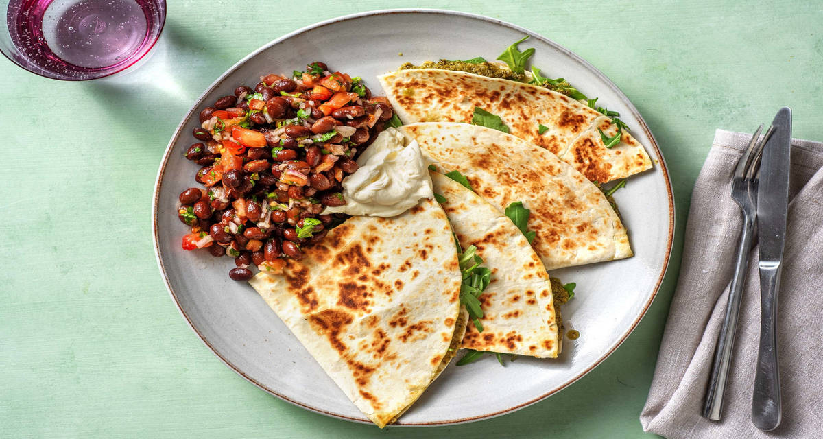 Quesadillas med pesto koriander, tomat- och svart bönsalsa