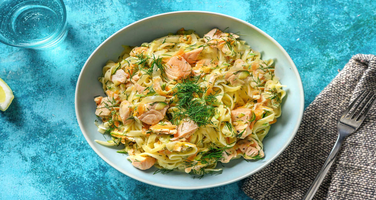 Cremet laksepasta med ekstra ternet bacon med revet zucchini og frisk dild