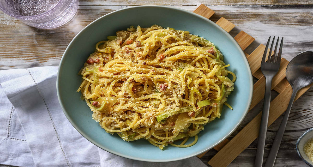 Pâtes crémeuses aux lardons et œuf garnies de riz-chou-fleur et poireau