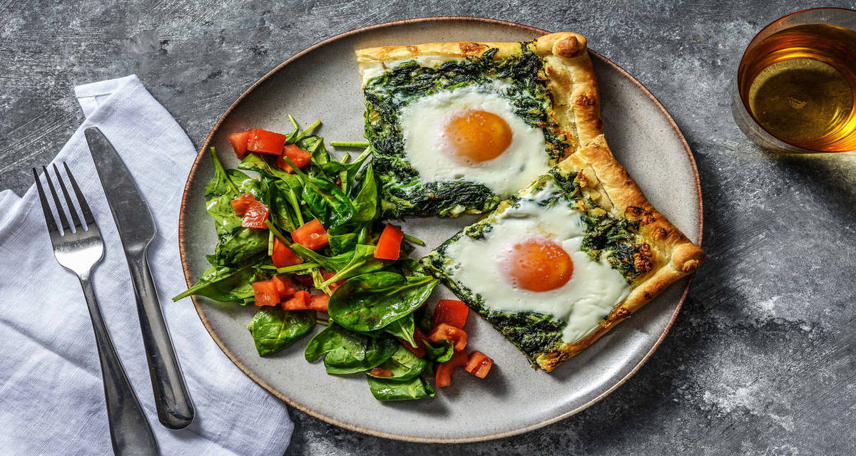 Tarte aux épinards et œufs accompagnée d'une salade de tomate