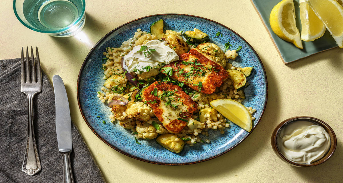 Honning- og oreganostegt halloumi med perlecouscous & krydrede grøntsager