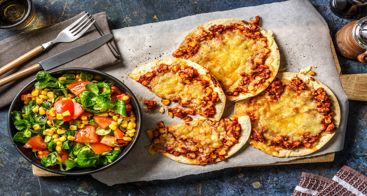 Taco de ternera estilo México con queso y ensalada fresca de maíz y tomate