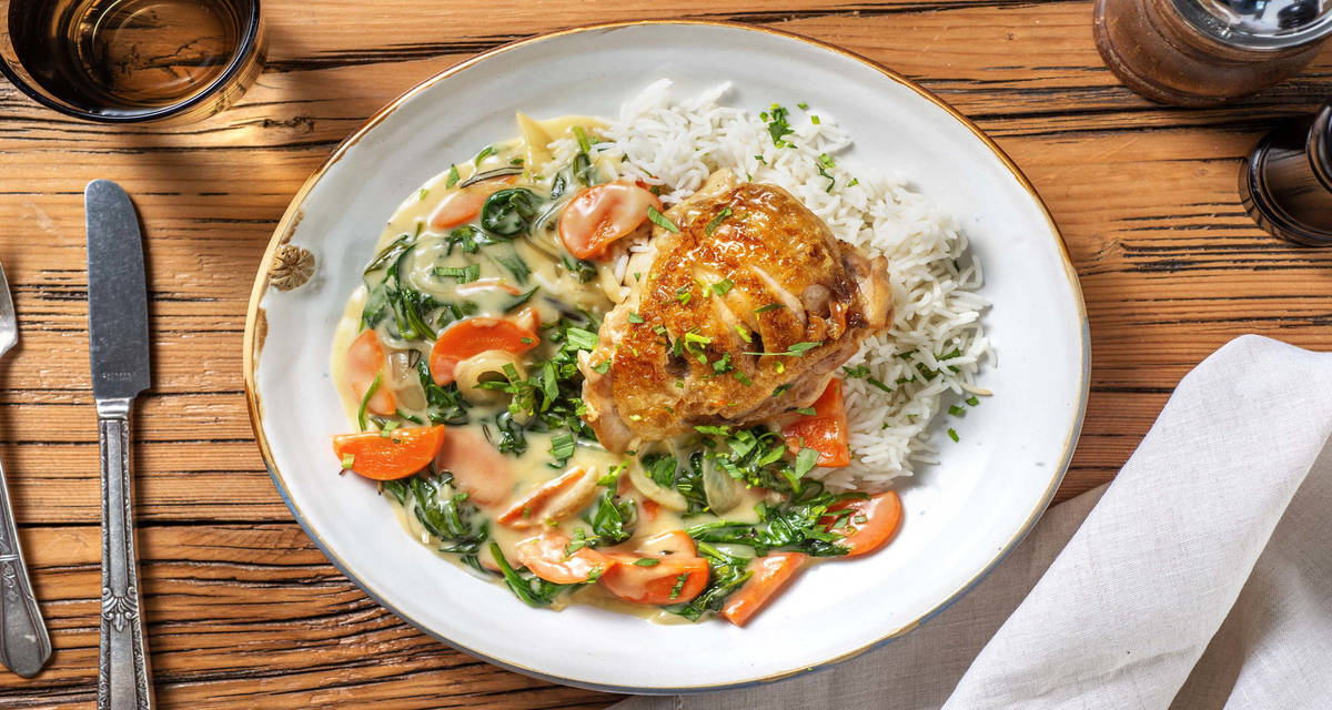 Fricassée de poulet à la crème avec des carottes, des épinards et du riz