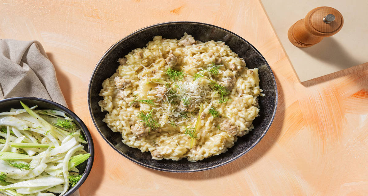 Risotto crémeux au fenouil & à la saucisse avec du mascarpone & du fromage râpé