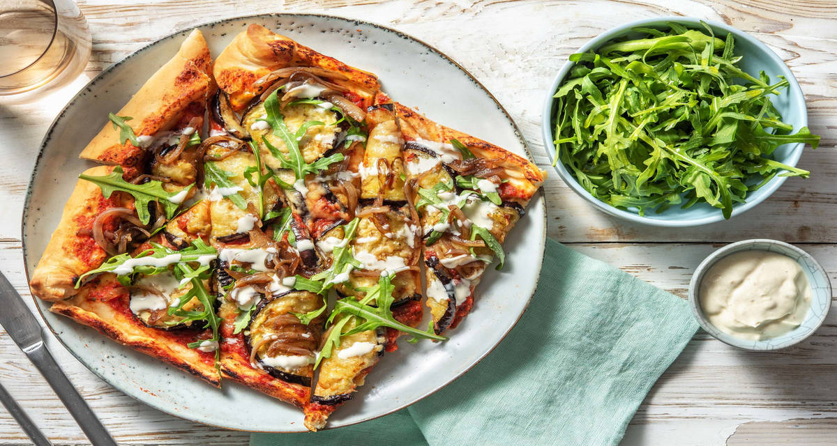 Auberginepizza med karamelliserede løg, mozzarella & rucola