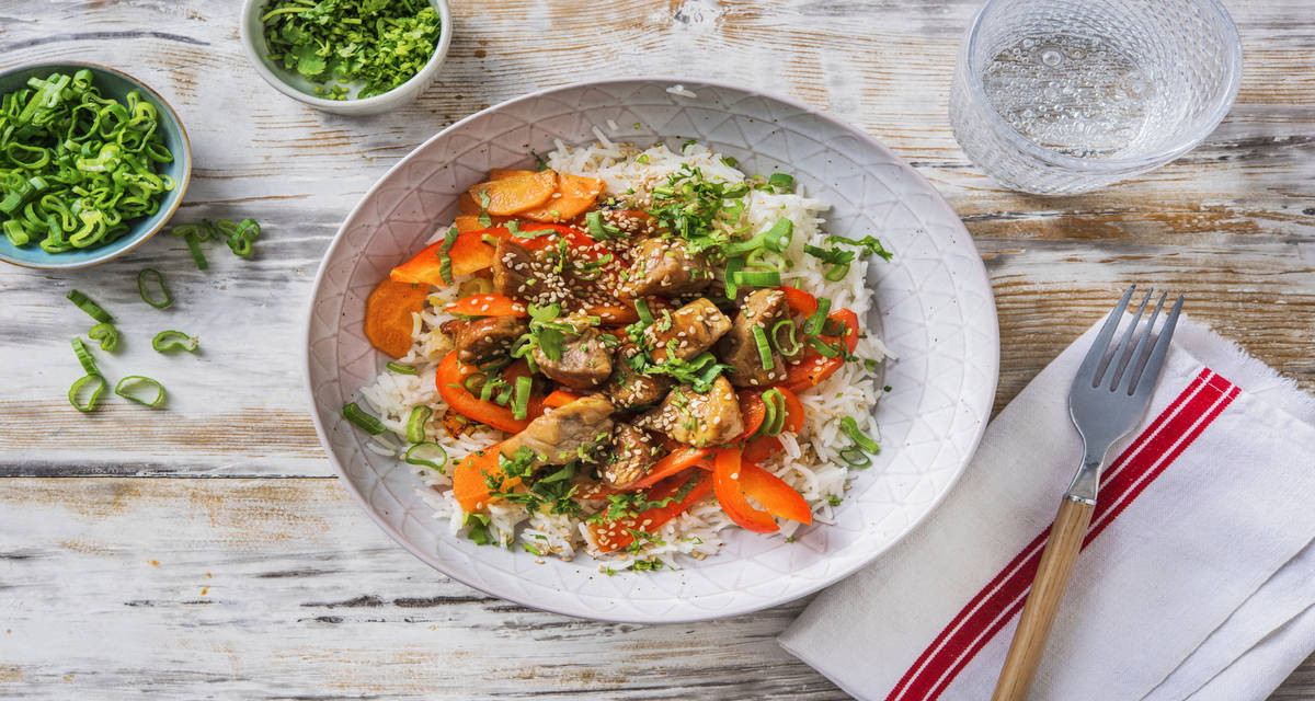 Cerdo asiático en salsa dulce con verduras salteadas, cilantro y arroz basmati