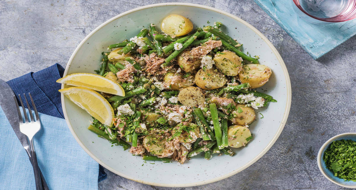 Salade de thon et grenailles à la grecque garnie de feta et de câpres
