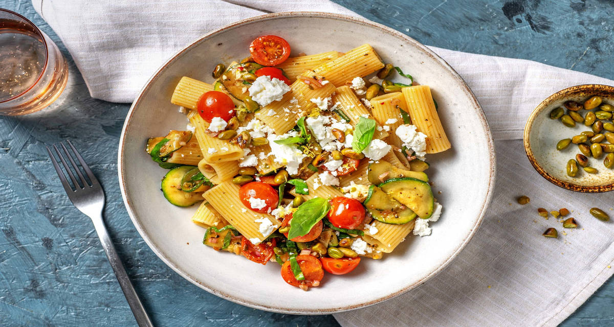 Salade de rigatoni aux courgettes poêlées et au basilic avec des pistaches et des tomates cerises