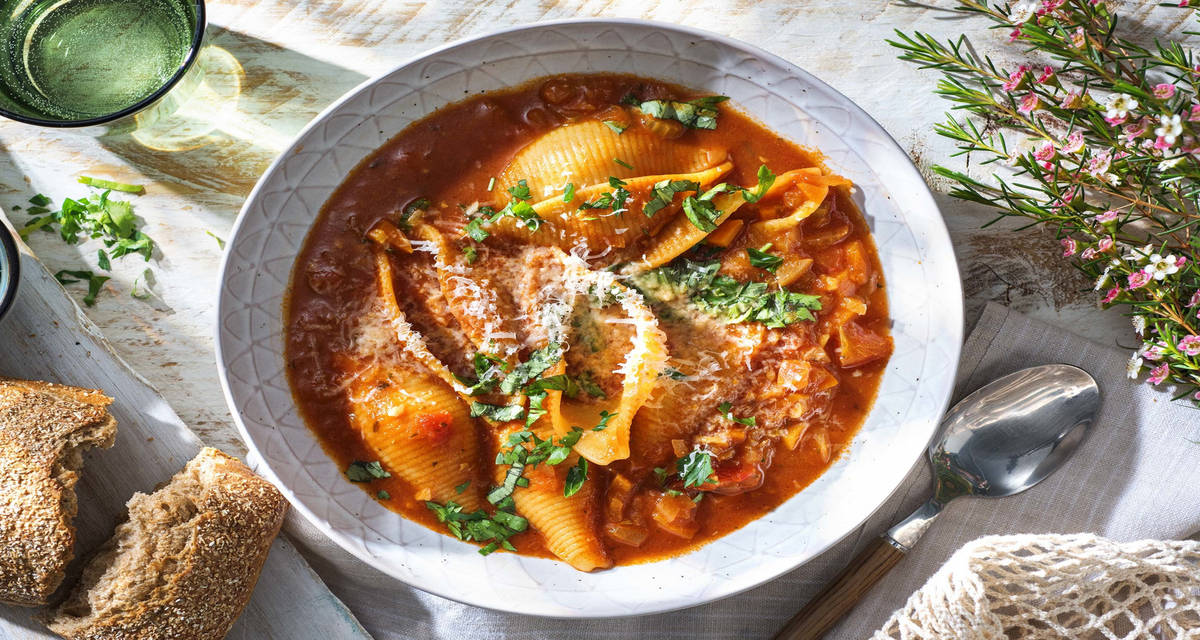 Minestrone aux conchiglie & crème de basilic avec du céleri, des carottes, du parmesan et un pain ciabatta