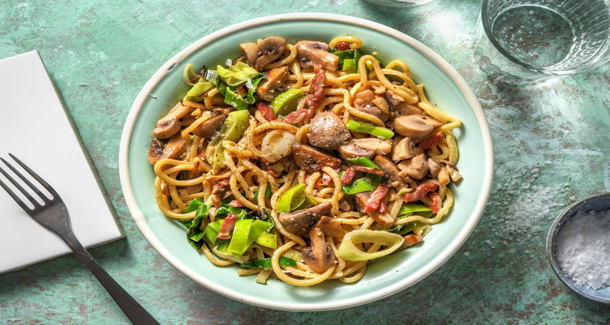 Spaghetti aux lardons & poireau fondant avec une sauce au pesto de champignons