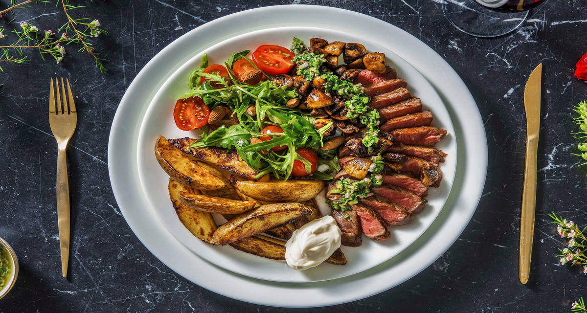 Rumsteak charolais & sauce chimichurri servi avec des champignons, de la roquette et des amandes