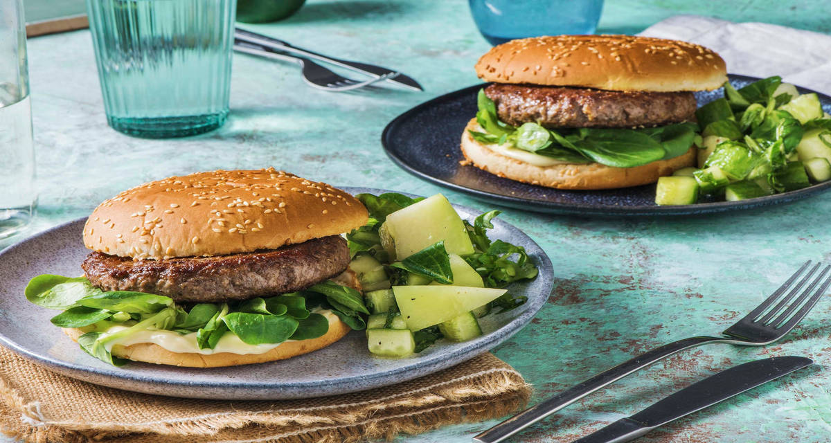 Hamburger et salade estivale de melon avec de l'aïoli et de la menthe