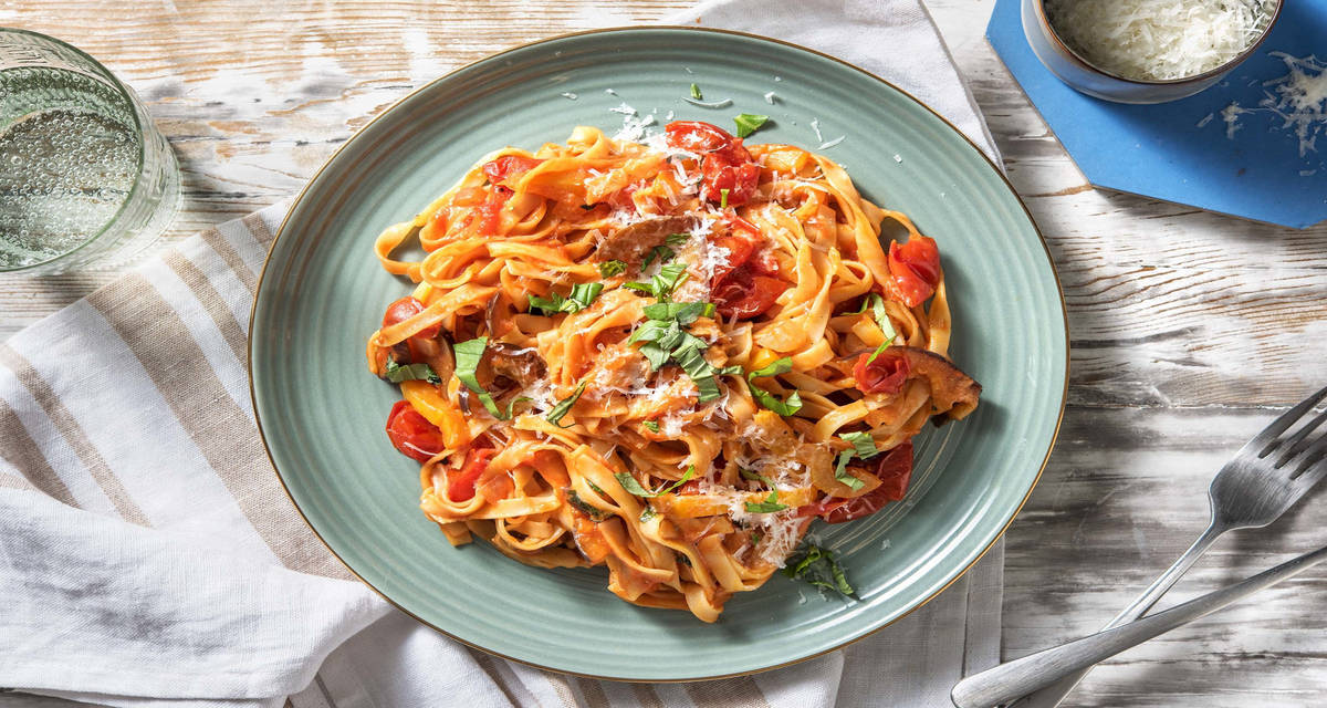 Linguine & duo de tomates avec du pecorino et des légumes poêles