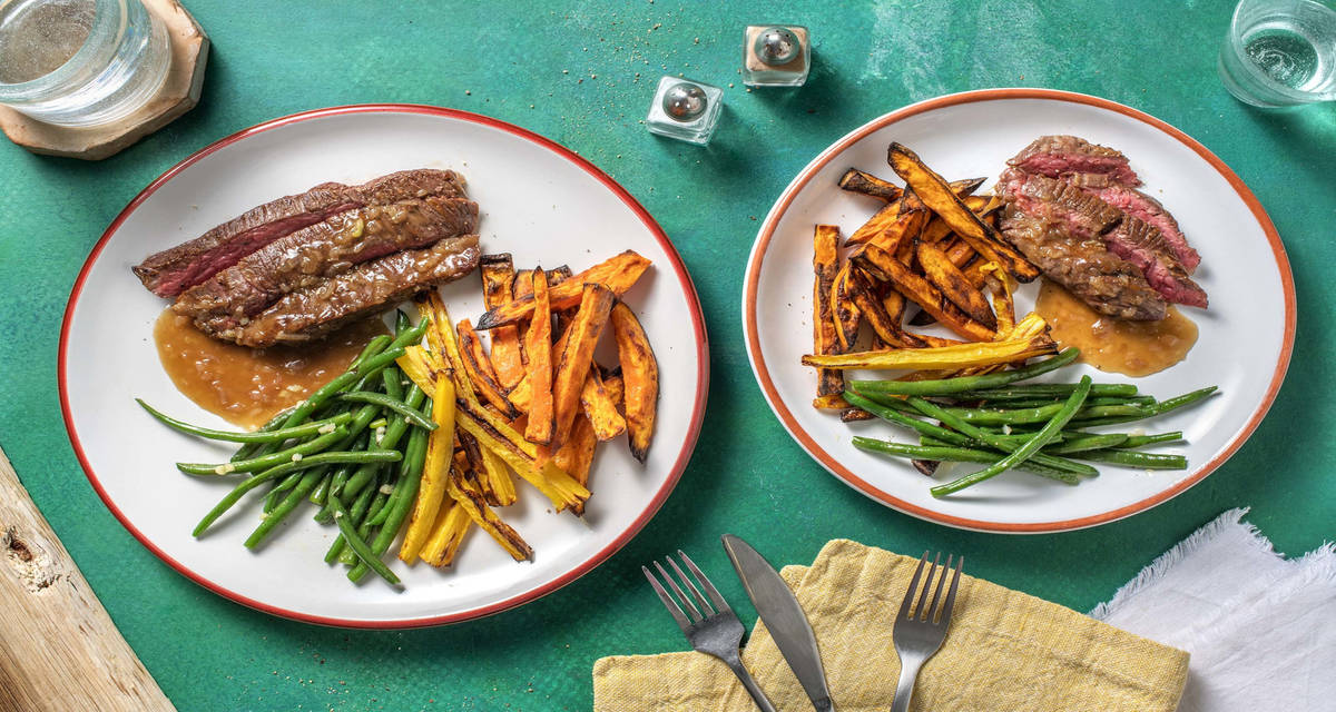 Bavette sauce à l'échalote & frites servie avec des haricots et des frites de pomme de terre et de carotte