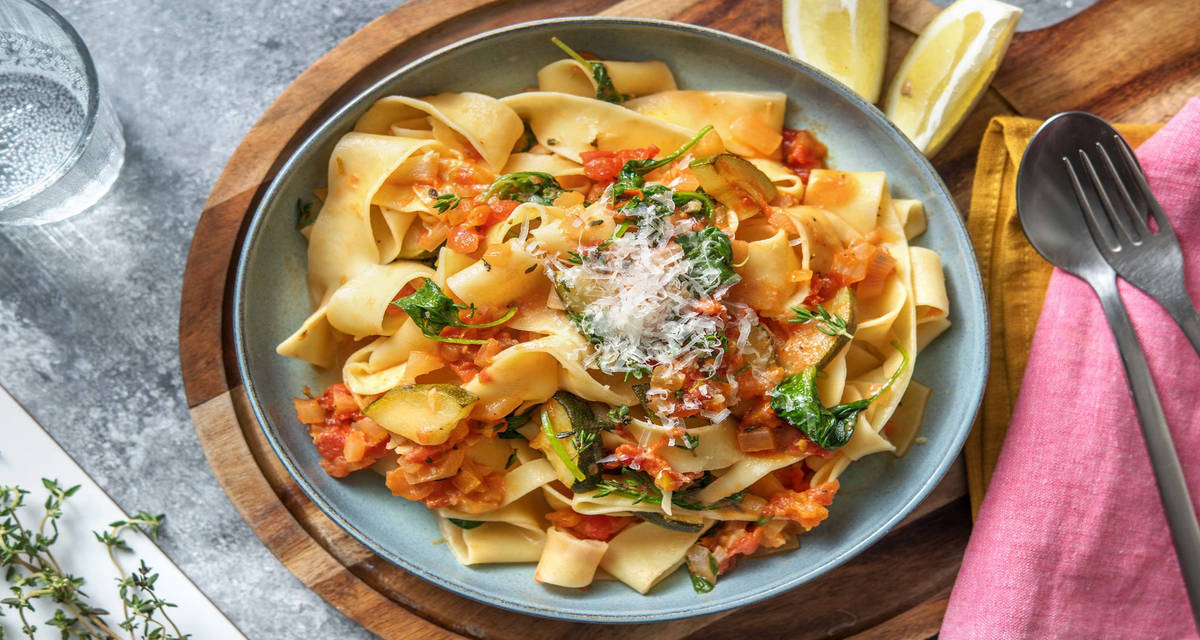 Cremet tagliatelle med hvidløg, tomat, spinat & pecorino
