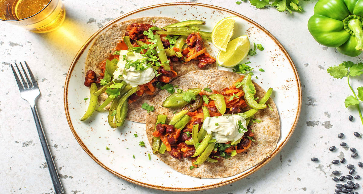 Tortillas integrali, fagioli rossi speziati e guacamole all'aneto con cipolla marinata