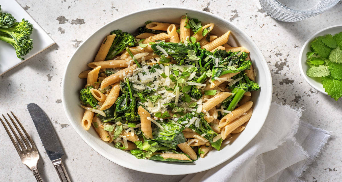 Penne complètes, broccolini & épinards garnies de pecorino et de menthe fraîche