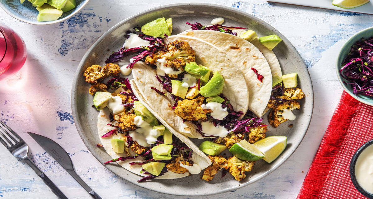 Fajitas au chou-fleur épicé, guacamole & aïoli avec une salade de chou rouge et de coriandre