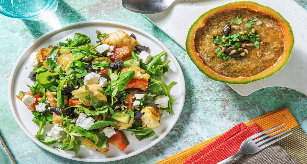 Gaspacho de melon et de concombre avec une salade panzanella à la feta