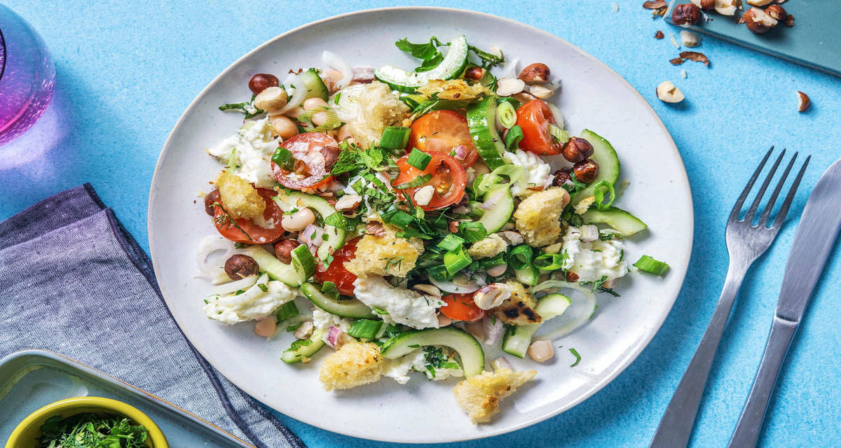 Haricots blancs en salade avec de la mozzarella di buffala avec des noisettes, des tomates cerises et des croûtons