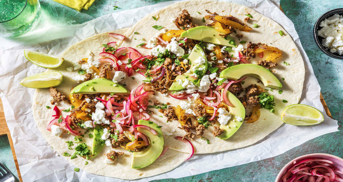 Fajitas au bœuf & pickles d'oignon rouge avec de la feta, de l'avocat et de la coriandre